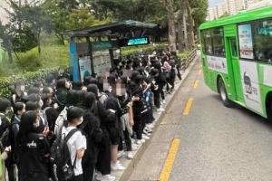 학교선 거리두기… 하굣길은 ‘빽빽’