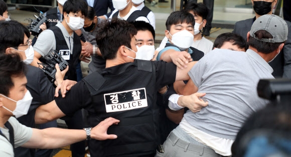 ‘전자발찌 살인’ 강윤성에게 항의하는 시민