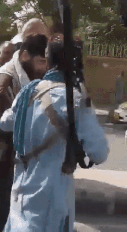 아프간 여성 시위 취재하는 기자들에 총 겨누는 탈레반