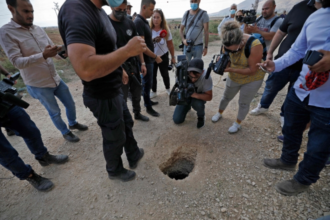 이스라엘 경찰과 기자들이 길보아 교도소에서 탈옥한 수감자들이 활용한 땅굴의 출구를 살펴보고 있다. 베트셰안 AFP 연합뉴스