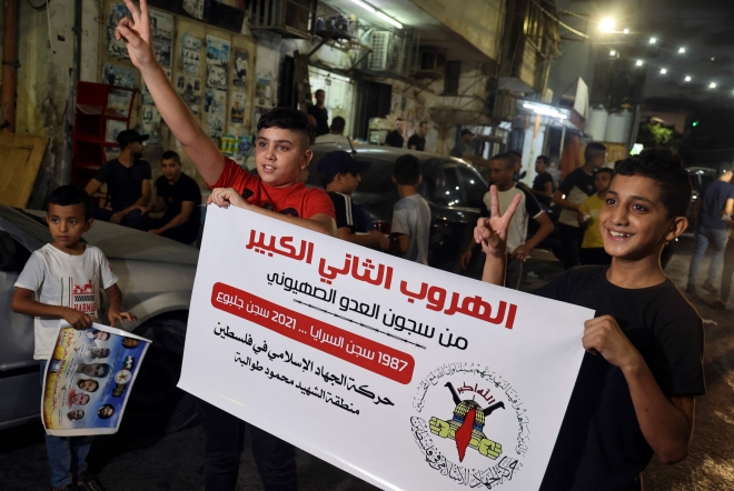 팔레스타인 수감자 6명이 이스라엘 길보아 교도소를 탈옥했다는 소식이 전해진 7일 팔레스타인 주민들이 축하 행진을 하고 있다. 가자지구 AFP 연합뉴스