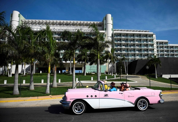 쿠바가 자국산 백신 접종을 통해 관광객을 맞을 준비를 하고 있다. 사진은 쿠바 바라데로 한 호텔 앞의 관광객. AFP 연합뉴스