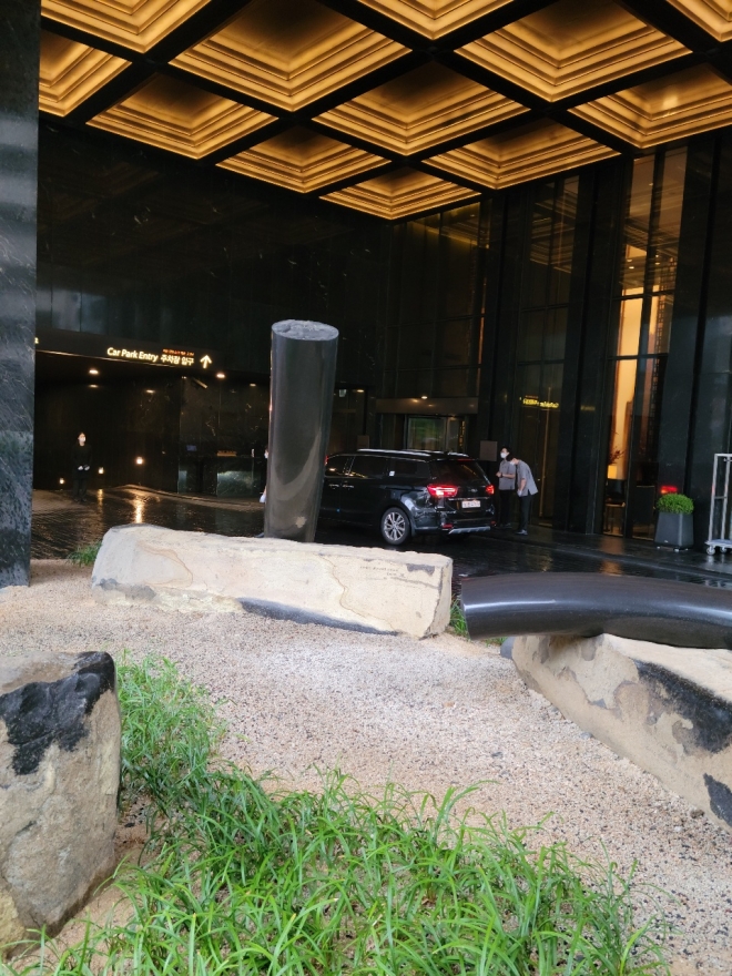 호텔 주자창 밖에서 바라본 일필휘지