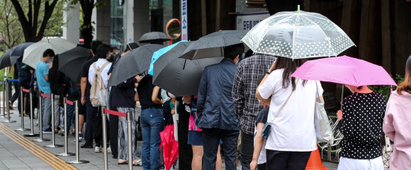 우산 가득 코로나19 선별진료소