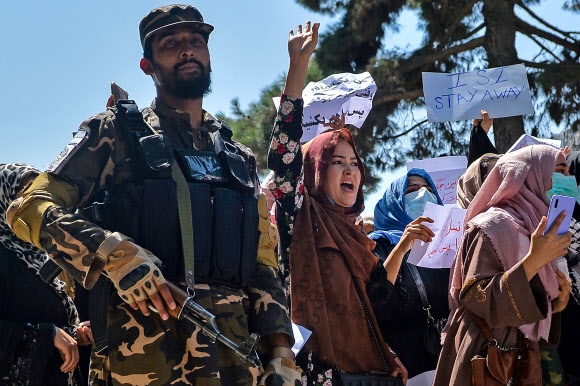 총 든 탈레반 대원 옆 반(反)파키스탄 시위하는 아프간 여성들