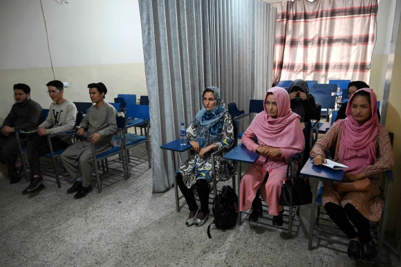 아프간 대학생들 남녀 분리 수업 
