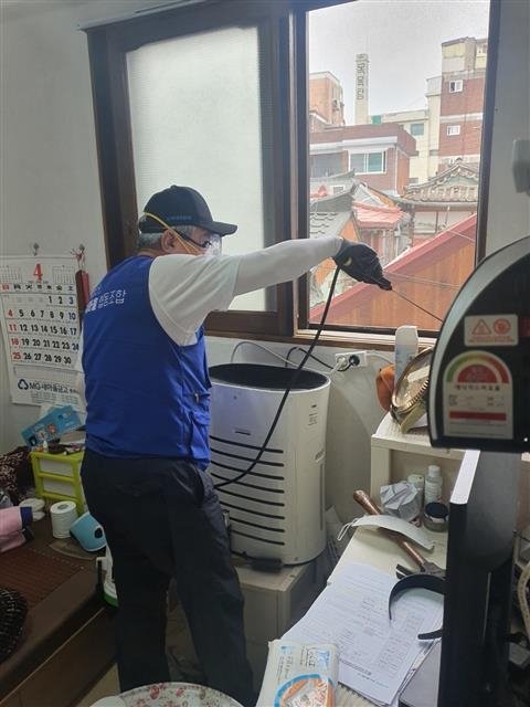 서울 종로구가 운영하는 ‘돌봄SOS센터’의 위생지원 프로그램. 종로구 제공