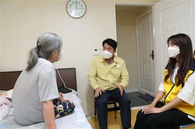 지난 6일 서울 관악구 청룡동의 한 할머니 집을 방문한 박준희(왼쪽 두 번째) 관악구청장이 할머니와 이야기를 나누고 있다. 관악구 제공