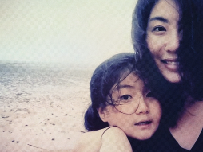 ‘엄마의 노래’ 중 ‘꽃사과’의 뮤직비디오 중 한 장면. 뮤직비디오 캡처