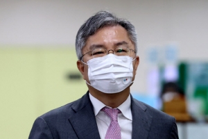 최강욱 2심 재판부 “‘고발 사주’ 의혹 확인 필요…3개월 내 선고 어려워”