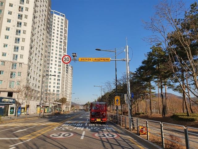 서울 서초구의 어린이보호구역 앞에 과속단속카메라가 설치돼 있다. 서초구 제공