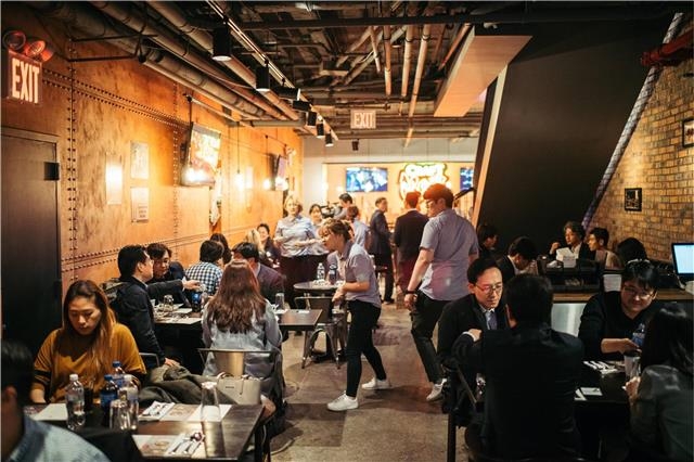 미국 맨해튼에 있는 BBQ K-타운점 매장에서 손님들이 식사를 하고 있다. 제너시스BBQ 제공