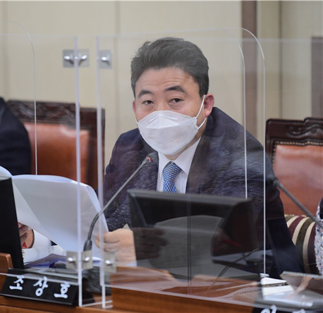 회의 중 질의를 하고 있는 조상호 의원