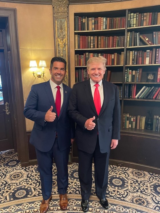 트럼프(오른쪽)와 공화당 소속 정치인 숀 파넬이 함께 찍은 사진. 숀 파넬 트위터 캡처