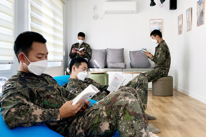 강원 철원군 15사단 ‘청춘책방’에서 책을 읽는 장병들. 롯데지주 제공 