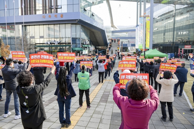 지난 3월 문화건강센터에서 열린 경전선 전철화 순천도심 지상 통과 집회 반대 모습. 
