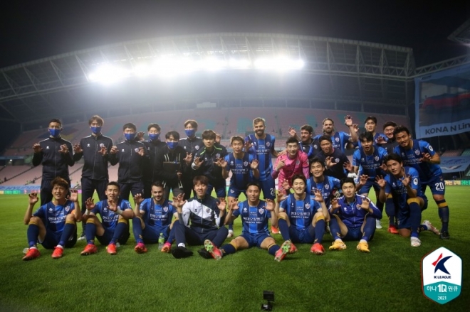 지난 5월 울산 현대 선수들이 약 2년 만에 K리그 경기에서 전북 현대를 꺾은 뒤 기념 사진을 찍고 있다. 한국프로축구연맹 제공