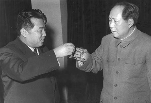 1950년 중국을 방문해 마오쩌둥(오른쪽) 주석과 만나 건배하는 김일성 북한 주석. ‘독재의 법칙’은 두 독재자를 비롯해 역사 속 독재자가 실행한 처세술, 권력의 속성과 유지 방식 등으로 독재 체제의 형성 과정과 작동 원리를 찾는다. 서울신문 DB