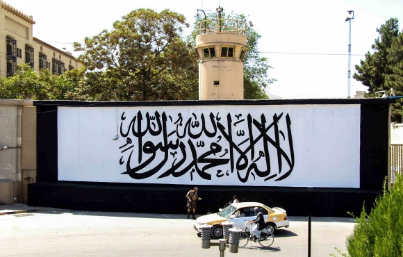 “하나님은 없고 알라신만 있다”… 아랍어로 뒤덮인 카불 美대사관 벽