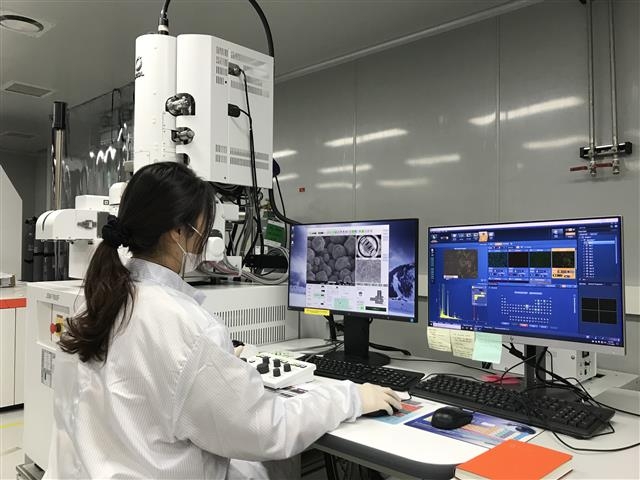 한화큐셀 판교 연구개발(R&D) 센터에서 한 연구원이 탠덤 셀 연구를 하고 있다. 한화큐셀 제공