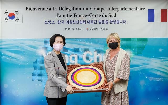 김수영(왼쪽) 서울 양천구청장이 9일 구청을 방문한 한국-프랑스 의원친선협회 대표단을 만나 회장인 카트린 뒤마 상원의원에게 화문석 방석을 기념품으로 전달하고 있다. 양천구 제공