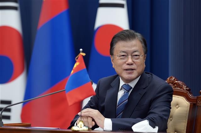 한-몽골 화상 정상회담 준비하는 문재인 대통령