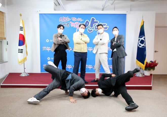 최대호( 왼쪽 2번째) 시장이 9일 부천 세계 비보이 대회 본선에 진출한 저스트 원 크루가와 포즈를 취하고 있다.