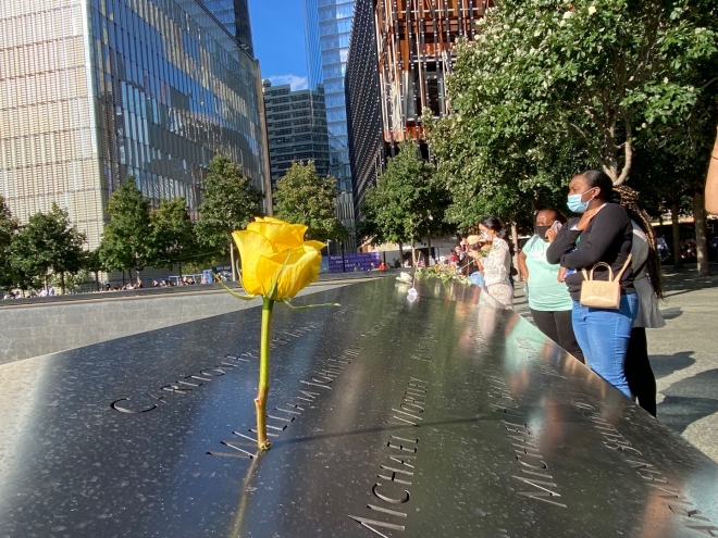10일(현지시간) 미국 뉴욕 맨해튼의 9/11 메모리얼 풀을 찾은 시민들. 뉴욕 이경주 특파원 kdlrudwn@seoul.co.kr