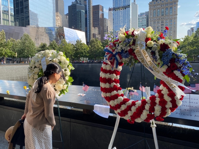 10일(현지시간) 미국 뉴욕 맨해튼 9/11 메모리얼 풀에 추모화한이 놓여 있다. 희생자 이름을 새긴 청동판에 붙은 하얀 종이는 ‘헌시’. 뉴욕 이경주 특파원 kdlrudwn@seoul.co.kr