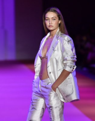 모델 지지 하디드가 10일(현지시간) 패션위크 기간 동안 미국 뉴욕 브루클린 자치구에서 열린 브랜든 맥스웰 봄/여름 2022 패션쇼에서 작품을 선보이고 있다. AP 연합뉴스