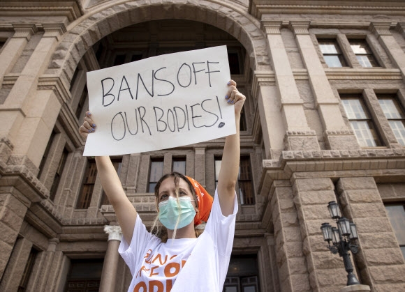 1일(현지시간) 미국 텍사스주 오스틴 국회의사당에서 한 여성이 낙태금지법에 반대하는 시위에 참여하고 있다. 오스틴 AP 연합뉴스