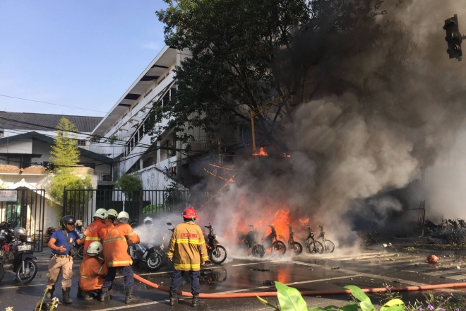 2018년 인도네시아 교회 앞에서 IS 가족들이 일으킨 자살폭탄 테러로 화재가 발생했다. AFP 연합뉴스