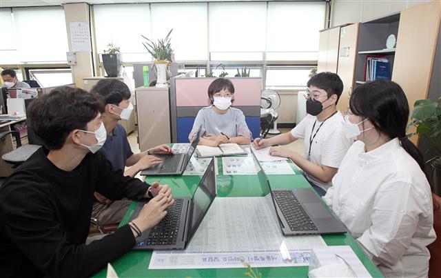 지난 6일 열린 동작구 ‘2021 공공빅데이터 분석 청년 인턴십’의 첫 회의 모습. 동작구 제공