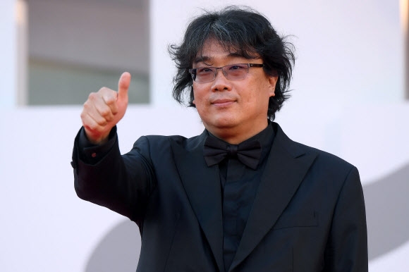 제78회 베네치아 국제영화제 심사위원장이었던 봉준호 감독이 카메라 앞에서 엄지손가락을 치켜들며 포즈를 취하고 있다. 베네치아 EPA 연합뉴스
