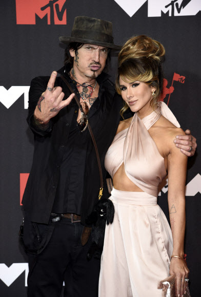 Tommy Lee, left, and Brittany Furlan arrive at the MTV Video Music Awards at Barclays Center on Sunday, Sept. 12, 2021, in New York. (Photo by Evan Agostini/Invision/AP)