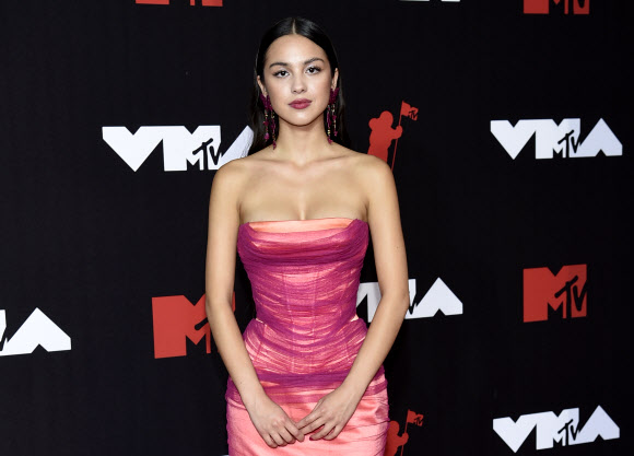 Olivia Rodrigo arrives at the MTV Video Music Awards at Barclays Center on Sunday, Sept. 12, 2021, in New York. (Photo by Evan Agostini/Invision/AP) 091221127244/2021-09-13 08:09:23/ <연합뉴스