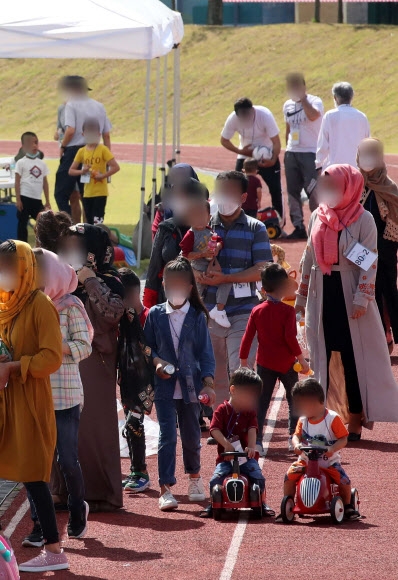 운동장으로 모이는 아프간 특별기여자들