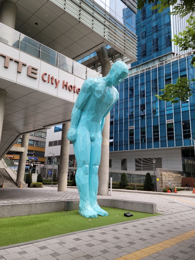 서울 중구 삼일로 롯데 시티 호텔 앞 그리팅 맨(Greeting Man)