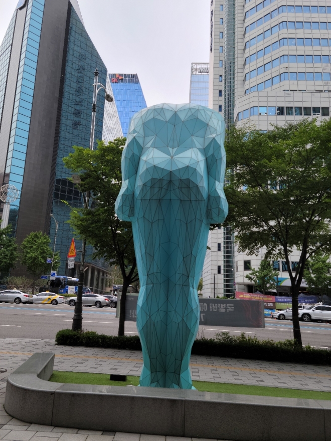 뒤에서 바라본 그리팅 맨