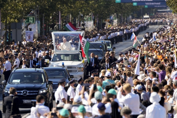 헝가리 찾은 교황 “형제애로 반유대주의 위협 막아야”