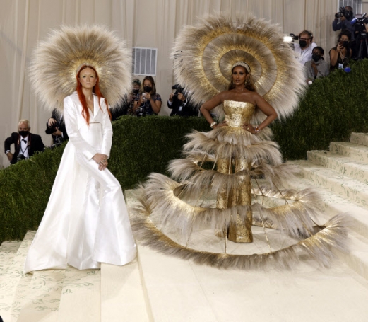 Harris Reed (L) and Iman pose on the red carpet for the 2021 Met Gala, the annual benefit for the Metropolitan Museum of Art‘s Costume Institute, in New York, New York, USA, 13 September 2021. The event coincides with the Met Costume Institute’s first two-part exhibition, ‘In America: A Lexicon of Fashion’ which opens 18 September 2021, to be followed by ‘In America: An Anthology of Fashion’ which opens 05 May 2022 and both conclude 05 September 2022.  EPA/JUSTIN LANE/2021-09-14 10:52:00/ <연합뉴스