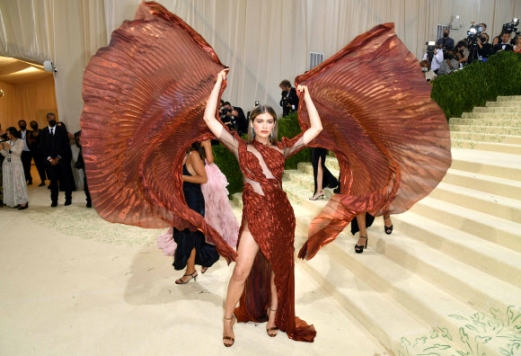 Brazilian model-actress Valentina Sampaio arrives for the 2021 Met Gala at the Metropolitan Museum of Art on September 13, 2021 in New York. - This year‘s Met Gala has a distinctively youthful imprint, hosted by singer Billie Eilish, actor Timothee Chalamet, poet Amanda Gorman and tennis star Naomi Osaka, none of them older than 25. The 2021 theme is “In America: A Lexicon of Fashion.” (Photo by ANGELA  WEISS / AFP)/2021-09-14 09:14:40/ <연합뉴스
