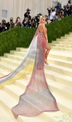 US rapper Saweetie arrives for the 2021 Met Gala at the Metropolitan Museum of Art on September 13, 2021 in New York. - This year‘s Met Gala has a distinctively youthful imprint, hosted by singer Billie Eilish, actor Timothee Chalamet, poet Amanda Gorman and tennis star Naomi Osaka, none of them older than 25. The 2021 theme is “In America: A Lexicon of Fashion.” (Photo by ANGELA  WEISS / AFP)/2021-09-14 08:43:10/ <연합뉴스