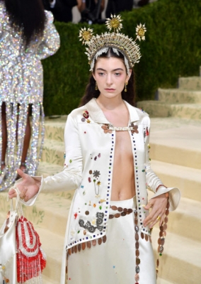 New Zealand singer Lorde arrives for the 2021 Met Gala at the Metropolitan Museum of Art on September 13, 2021 in New York. - This year‘s Met Gala has a distinctively youthful imprint, hosted by singer Billie Eilish, actor Timothee Chalamet, poet Amanda Gorman and tennis star Naomi Osaka, none of them older than 25. The 2021 theme is “In America: A Lexicon of Fashion.” (Photo by Angela WEISS / AFP)/2021-09-14 13:25:41/ <연합뉴스
