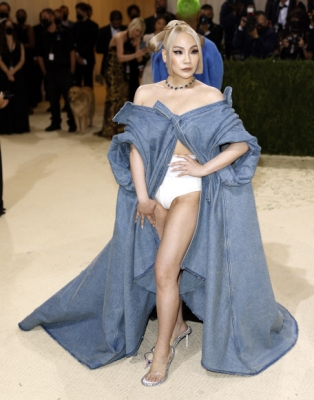 CL poses on the red carpet for the 2021 Met Gala, the annual benefit for the Metropolitan Museum of Art‘s Costume Institute, in New York, New York, USA, 13 September 2021. The event coincides with the Met Costume Institute’s first two-part exhibition, ‘In America: A Lexicon of Fashion’ which opens 18 September 2021, to be followed by ‘In America: An Anthology of Fashion’ which opens 05 May 2022 and both conclude 05 September 2022.  EPA/JUSTIN LANE/2021-09-14 12:45:36/ <연합뉴스
