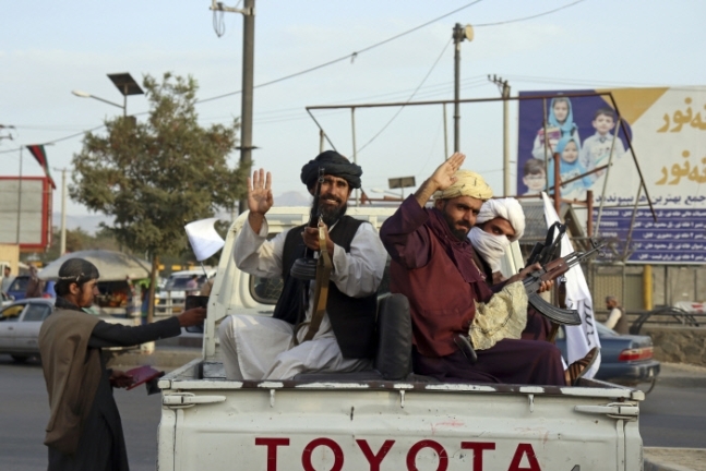 탈레반이 픽업트럭을 타고 카불 곳곳을 둘아다니고 있다. AP 연합뉴스