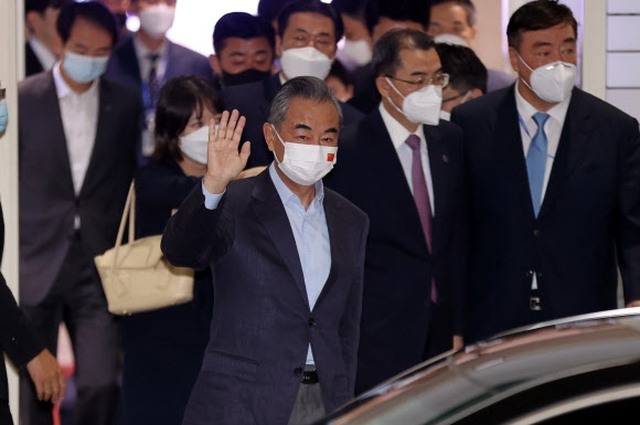 왕이 중국 외교담당 국무위원 겸 외교부장이 14일 오후 인천국제공항 제2여객터미널로 입국하며 인사하고 있다. 연합뉴스