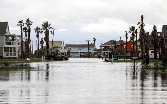 허리케인 ‘니컬러스’ 폭우로 침수된 미 텍사스주 거리