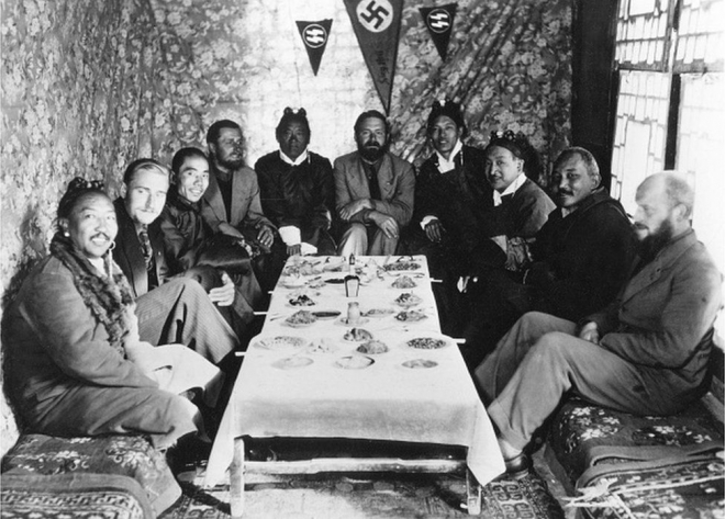 1939년 티베트 라싸에서 스바스티카 깃발 아래 현지 주민들과 스스럼 없이 어울린 나치 독일의 티베트 탐사대원 일동. 브루노 베거가 왼쪽 두 번째에 자리하고 있다.