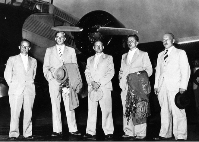 1938년 5월 8일 스리랑카 콜롬보 항구에 도착한 뒤 다섯 탐사대원이 기념촬영에 응하고 있다. 왼쪽부터 에른스트 크라우제, 브루노 베거, 에른스트 섀퍼, 에드문트 기룬드, 카를 비너. 